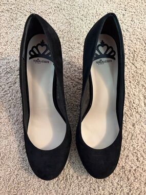 Fergalicious Women's Black Suede Rounded-Toe Pumps